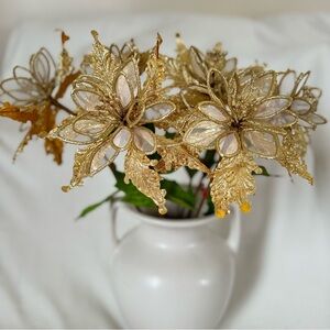 Hobby lobby 7 piece Gold Poinsettia Stem
Gold Metallic Floral Decoration NWT